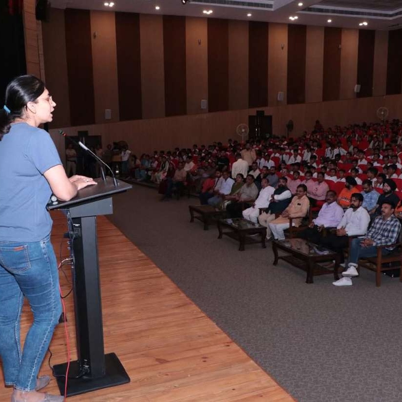 Dr. Simpi Nanda addressing an auditorium of students